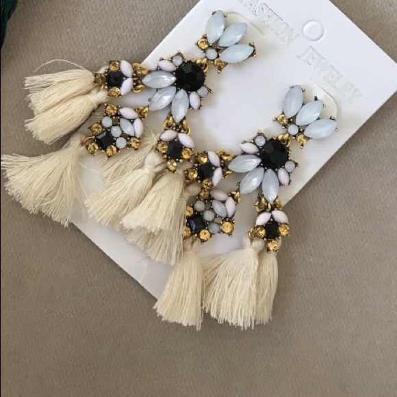 ‘Susan’ Exaggerated statement earring - Picture 3 of 6